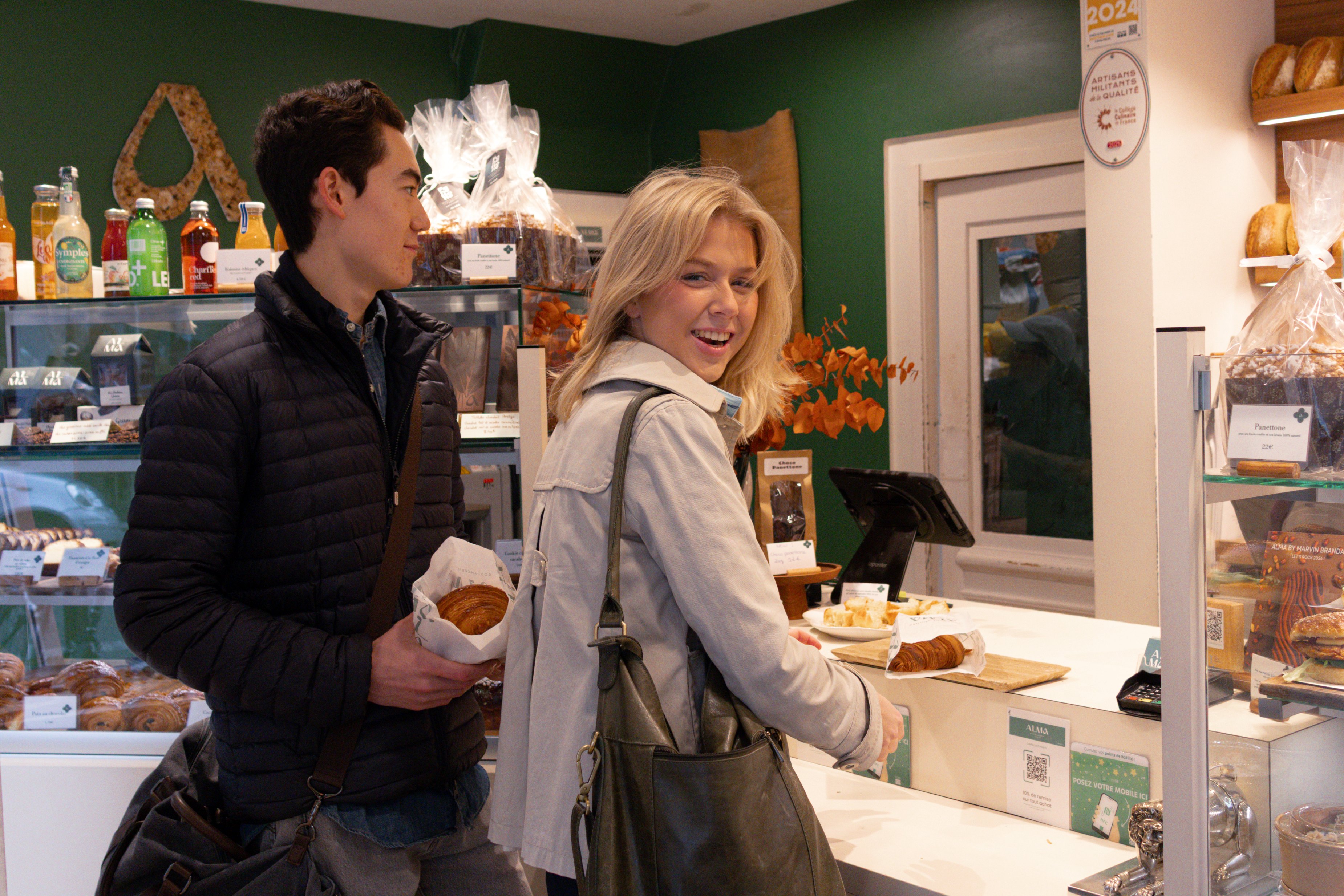To personer står i et fransk bakeri.
