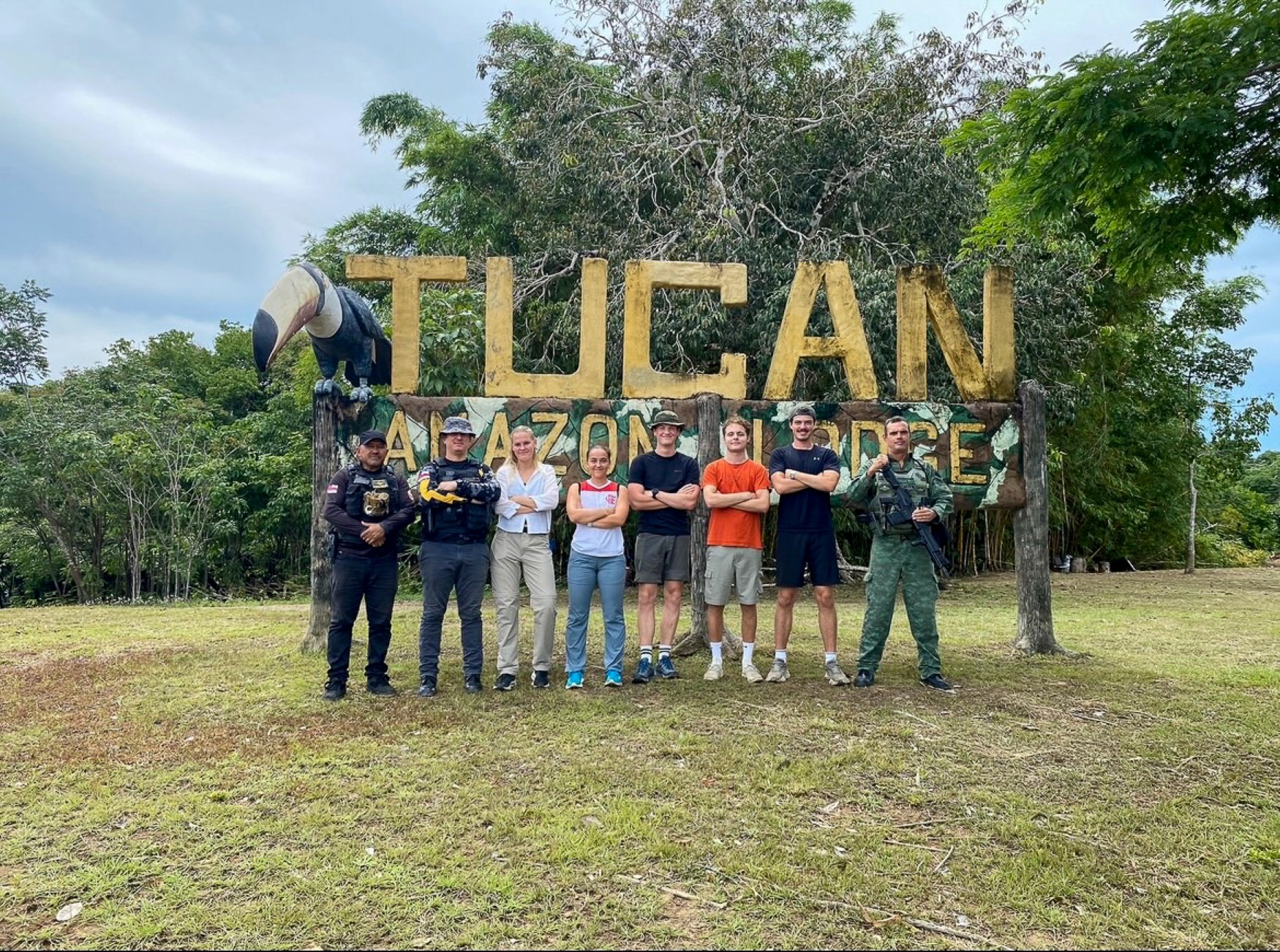 Gruppebilde. Utvekslingsstudent Frida står som nummer tre fra høyre. Hun har langt blondt hår og er iført svart-hvit genser og beige bukse. I bakgrunnen ser man landskapet fra en klassetur til Tucan.