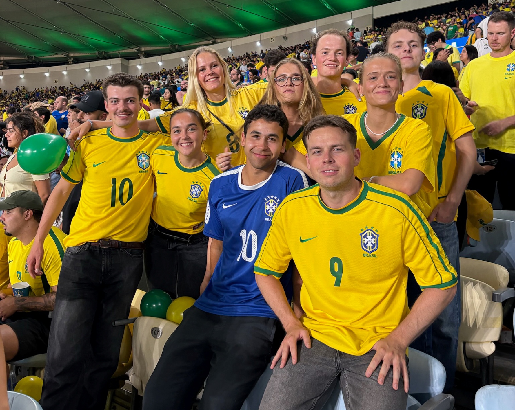 Gruppebilde der de fleste er ikledd gule fotballdrakter. Utvekslingsstudent Frida står i den midterste rekken, med langt blondt hår og iført gul fotballdrakt.