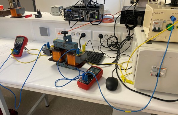 Laboratorieoppsett med elektriske komponenter, måleinstrumenter og ledninger.
