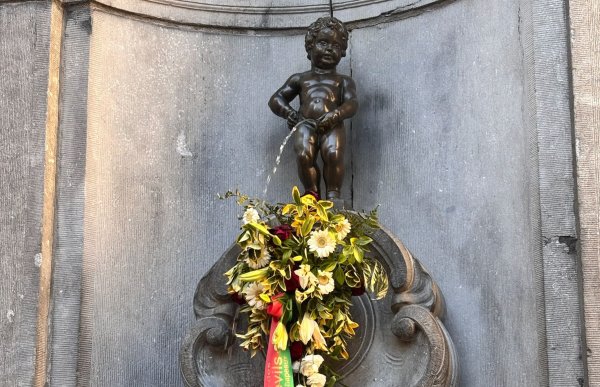 Statue av gutt som urinerer