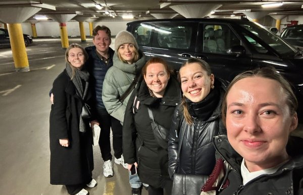 Gruppebilde av praktikanter under en biltur til Bosnia-Hercegovina. Utvekslingsstudenten med langt blondt hår og svart kåpe står helt til venstre i bildet. 