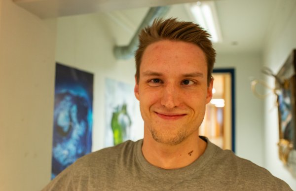 Auttomatiker Anders Bråten smiler til kameraet. Han har kort hår og grå t-skjorte på.