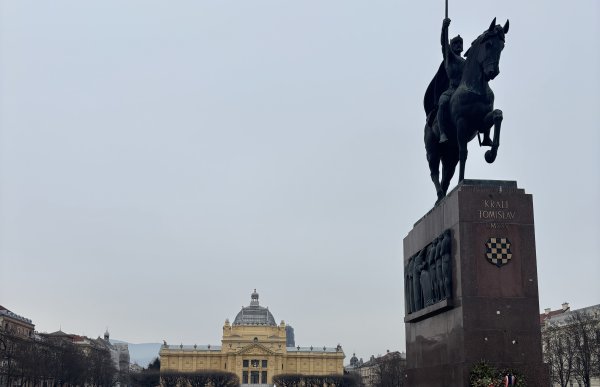 Kunstgalleriet i Zagreb med Kong Tomislav-statuen foran togstasjonen. Bildet er tatt om vinteren og har et noe dystert preg.