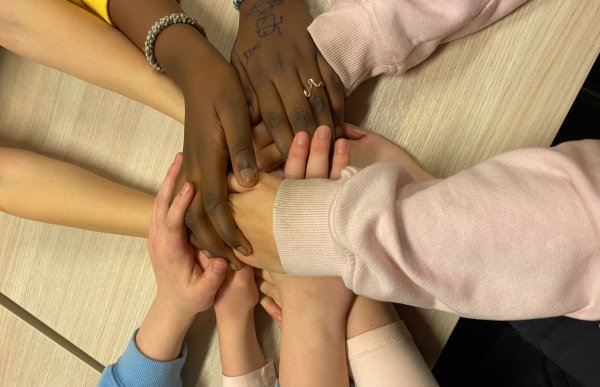 Mange hender med ulik hudfarge holder i hverandre 
