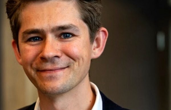 Portrettbilde av en smilende mann i dress