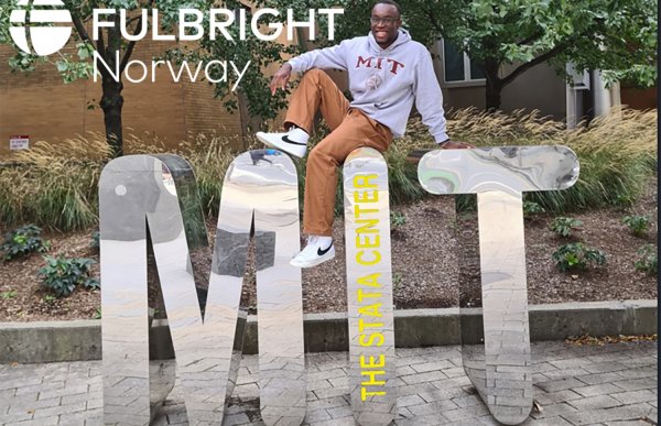 Gutt som sitter på MIT-skilt. Tekst på bildet: Fulbright Norway.