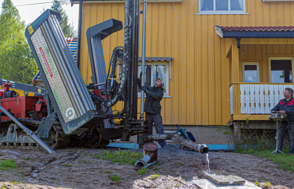 Brønnborer senker rør ned i brønnhull