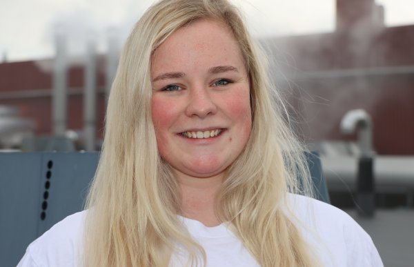 Tiril Fagerli på taket til Nortura fabrikk utenfor Tønsberg. 