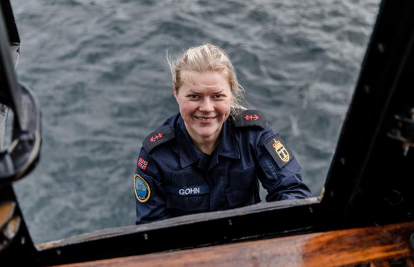 Motormann Thrine Gohn klatret opp i ubåten hun jobber på.  