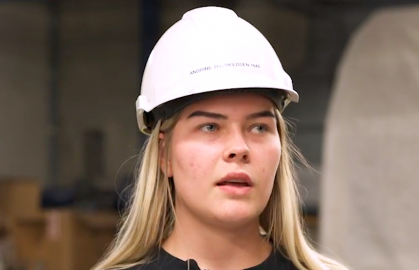 Dame med svart genser og hvit hjelm