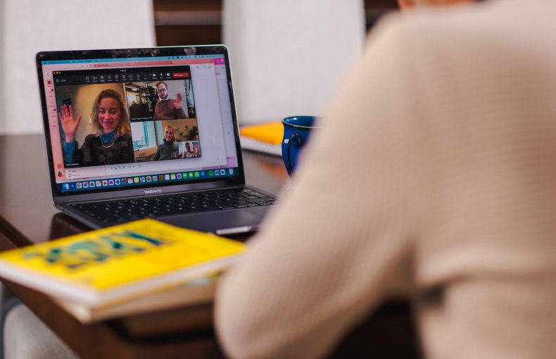 Bilder viser ryggen til en person som er vendt mot en pc-skjerm. På skjermen er det flere andre studenter som møtes digitalt. 