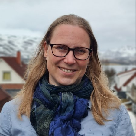 Portrettbilde av Rannveig Grøm Sæle. Hun har lyst hår og sorte briller.