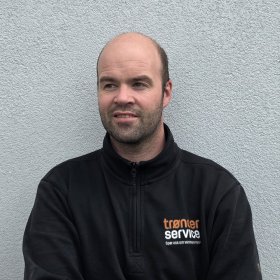 En person med svart genser og mørkt skjegg