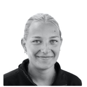 Dame med lyst hår og svart genser ser inn i kamera