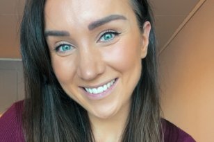 Dame med brunt hår smiler til kamera