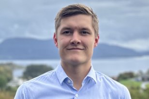Industrimontør Håvard Vik Mann med lyst, kort hår og lyseblå skjorte ser inn i kamera