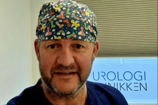 Mann med skjegg og tørkle på hodet. Han er på legekontor.