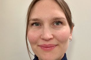 Produktleder Kari Clifford  Nærbilde av en kvinne mot en ensfarget, lys bakgrunn. Hun har brunt hår trukket tilbake, lyse øyne og et svakt smil.