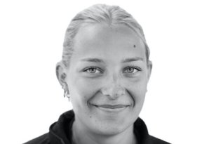 Dame med lyst hår og svart genser ser inn i kamera