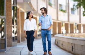 Mann og kvinne snakker sammen utendørs