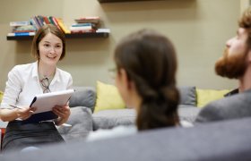 En sexolog i samtale med et par