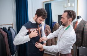 En skredder måler livet til en kunde