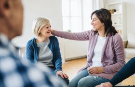 En eldre kvinne i en terapitime