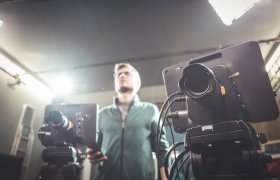 En medietekniker overvåker produksjonen