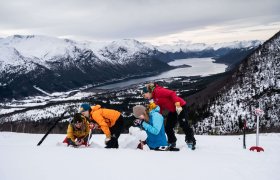 Foto: Vilde Ottersen Jagland/MET Statsmeteorolog Rebecca Roggentin studerer snøen nøye på feltarbeid med skredekspert Solveig Øvstedal Kosberg fra NVE og Silje Haaland fra Statens vegvesen. Kommunikasjonsrådgiver Kristin Rosnes Holte fra MET følger spent med.