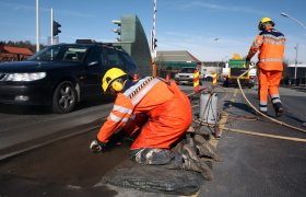 To veiarbeidere reparere et hull i veien