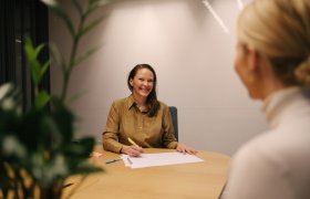 En PP-rådgiver i samtale med en forelder