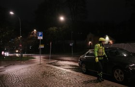 Trafikkbetjent inspirerer en parkert bil