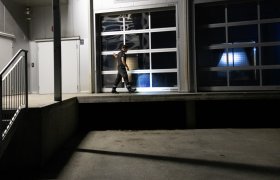 Vekter går på patrulje på kvelden