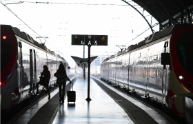 Togstasjon med et tog på hvert spor. 