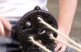 Repslager som bruker maskin fra 1920-tallet.