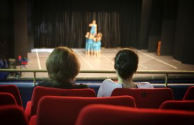 Inspisient som ser på teaterprøver