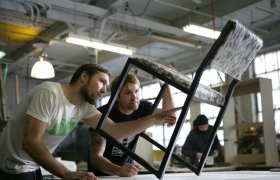 Industritapetserere som inspiserer en stol.