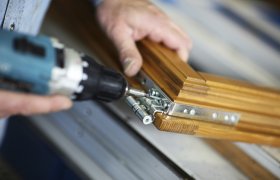 Trevaresnekker fikser vindu