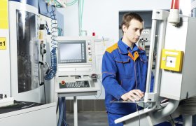 Verktøymaker programmerer maskiner