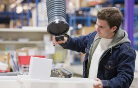 Arbeider som behandler gjenstander av herdeplast