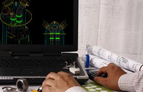 Teknisk tegner bruker dataverktøy i jobb