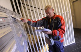 Postbud leverer post