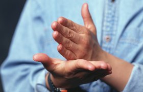 tegnspråktolk gjør tegn