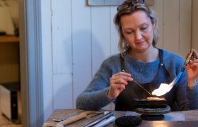 Filigranssølvsmed produserer bunadssølv