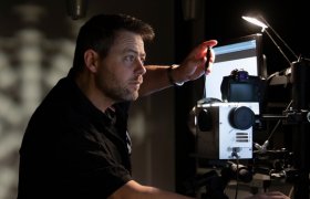 Finmekaniker reparerer speilreflekskamera