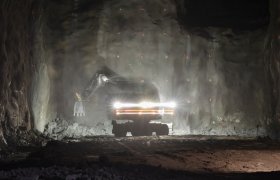 Bergvergsarbeider jobber i tunnell