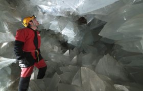 Geolog inni Pulpi-geoden i Almeria, Spania.