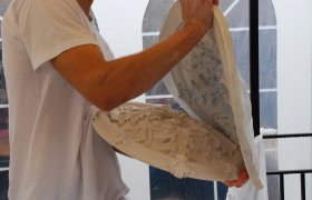 En gipsmaker i arbeid med en avstøping. 