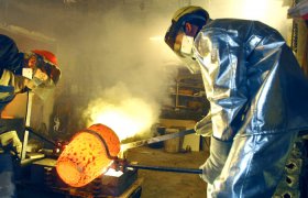 Gjørtler varmer opp metall.